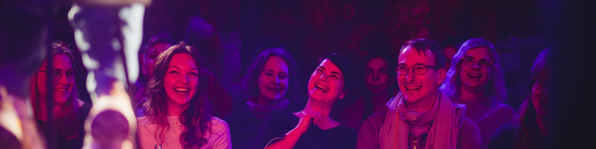 Comedian bei einer Comedy Show im Karli Comedy Club